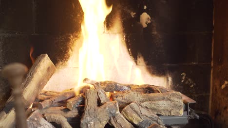 inclinación de revelación de acogedor estilo tradicional chimenea quema