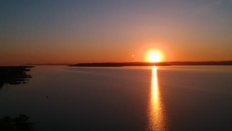 puesta de sol en el lago balaton en primavera, hungría, europa grabada con un dron dji en 1080p full hd