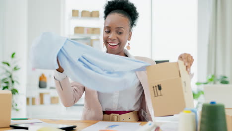 Mujer,-Ropa-Y-Caja-De-Desembalaje-En-Pequeña