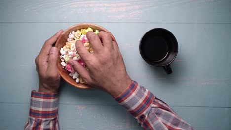 persona comiendo palomitas de maíz y bebiendo café