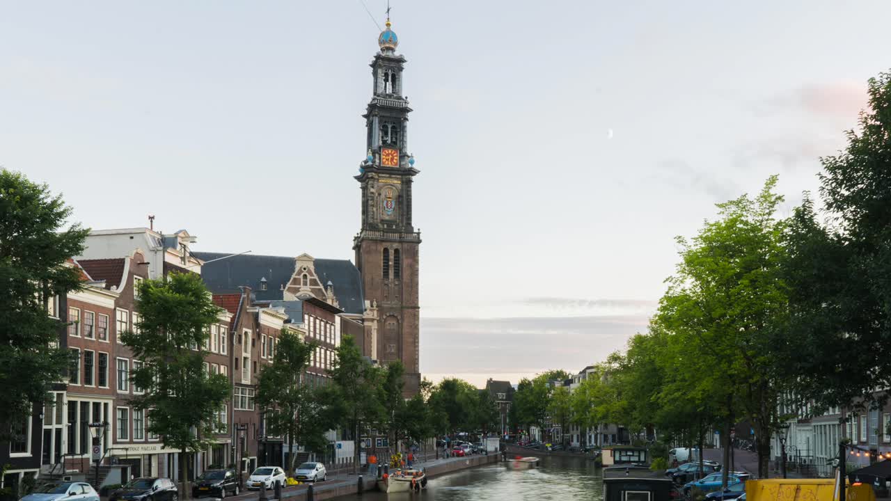 un amplio lapso de tiempo de día a noche de un paisaje urbano en prinsengracht con la casa de ana frank y la iglesia de westerkerk en amsterdam, en verano con algunas nubes