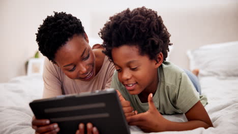 Madre,-Sonrisa-Y-Niño-Negro-En-Tableta