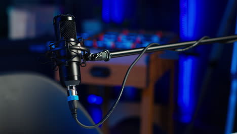 fotografía de cerca de un micrófono profesional en un estudio vacío