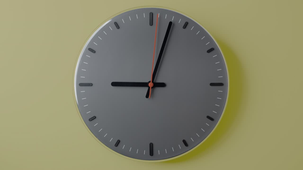Timelapse del quadrante dell'orologio con rotazione completa su sfondo giallo