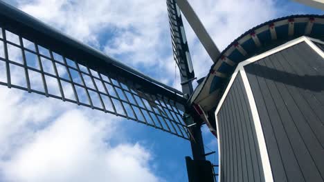 Die-Segel-Einer-Holländischen-Windmühle,-Langsam-Rotierend-|-Haarlem,-Niederlande-|-HD-Mit-30fps