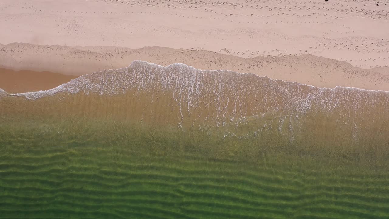 금빛 모래에 부서지는 작은 파도의 조감도