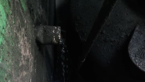 aguas residuales de productos químicos negros de la industria a través de la tubería y recogidas en la planta de tratamiento de aguas residuales