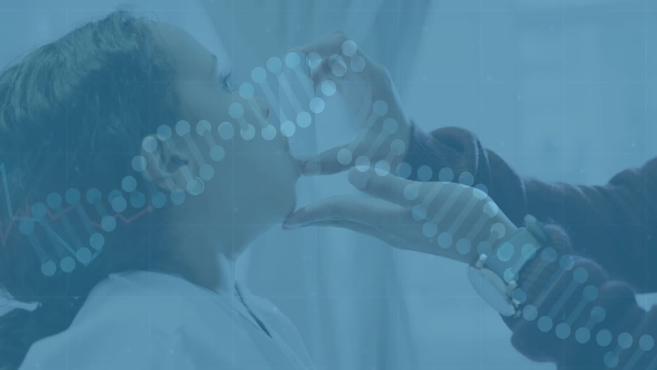 Animation von DNA-Strängen und Datenverarbeitung mit einer birassischen Mutter und einem Mädchen als Patientin