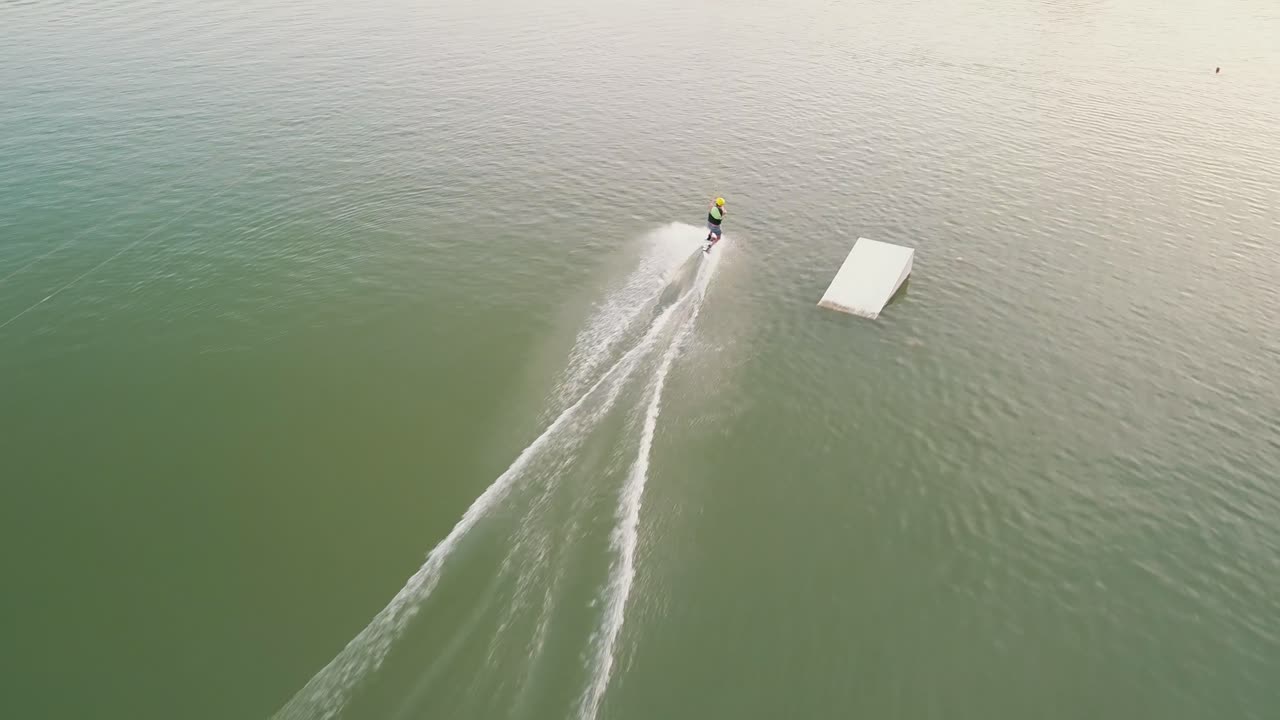 zlate piesky, bratislava, 슬로바키아 호수에서 웨이크 탑승하는 사람의 드론 샷