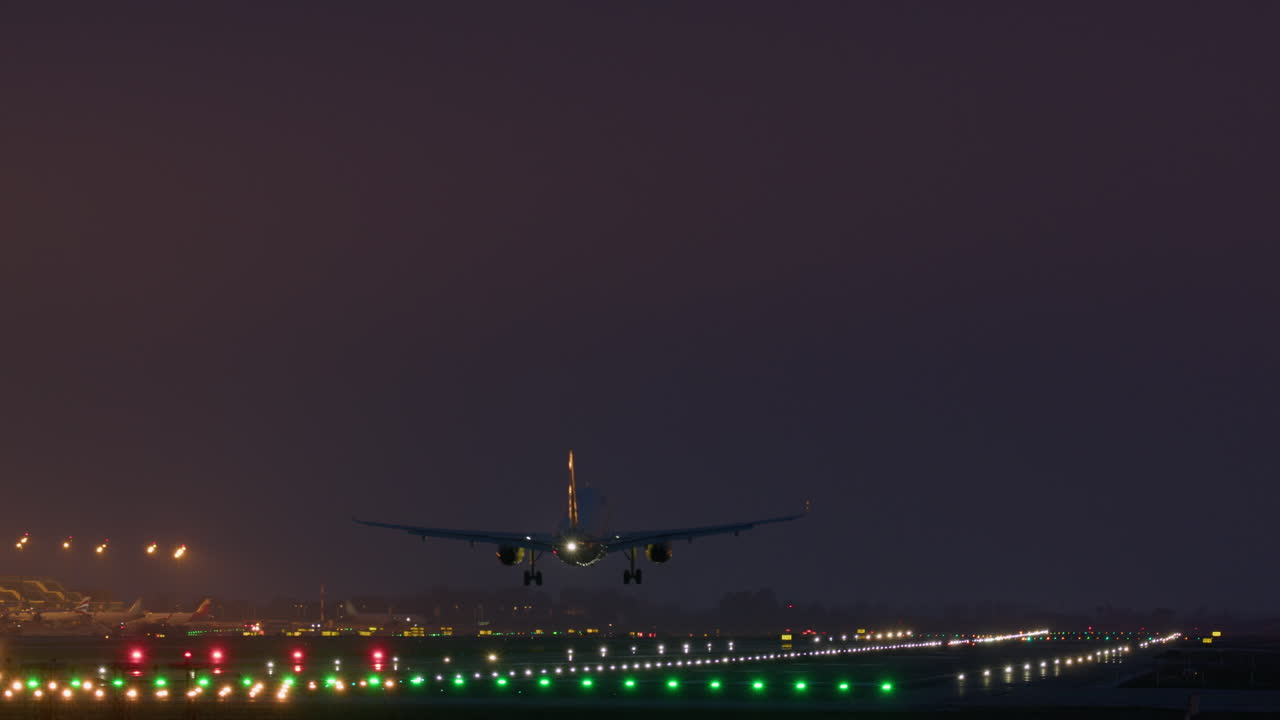 avión aterrizando en la noche