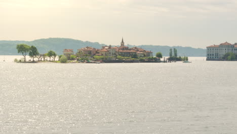 toma aérea larga de isola pescatori superiore, isla borromea en lago maggiore en un día soleado
