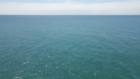Schöne-Ruhige-Offene-Meer-Von-Der-Nordinsel-Stradbroke-In-Australien---Antenne