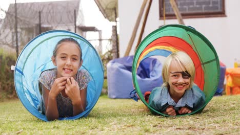retrato de niños felices en el túnel de la tienda 4k