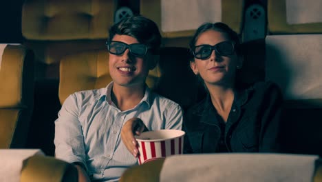 Hombre-Y-Mujer-En-El-Cine-Viendo-Una-Película-En-3d