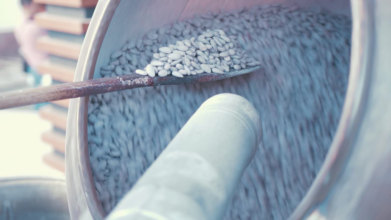 패들과 섞인 설탕을 입힌 아몬드 구이. 미디엄 샷