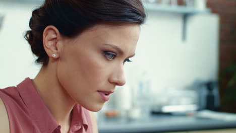 Woman-freelancer-working-in-kitchen.-Businesswoman-typing-email-on-laptop.