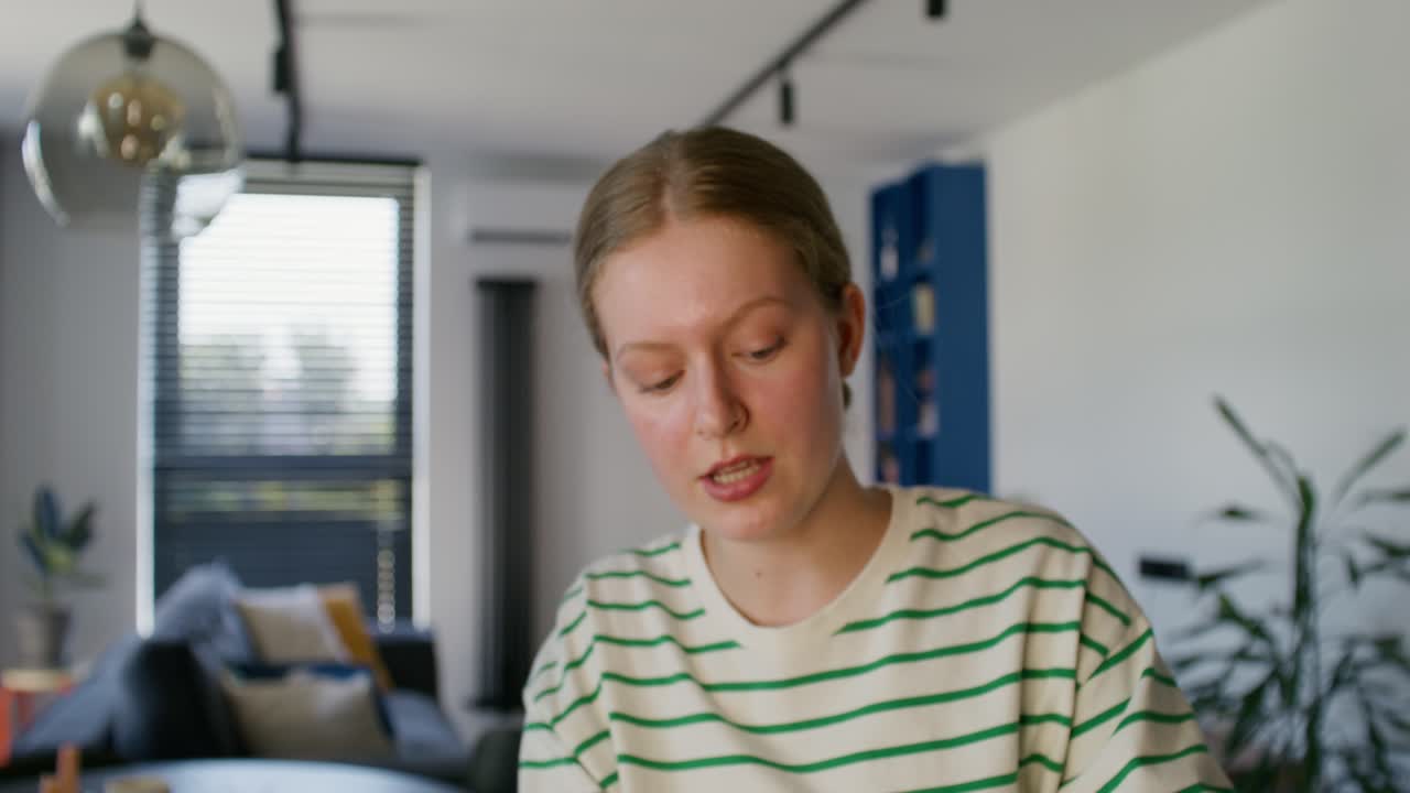 una adolescente aplicando loción