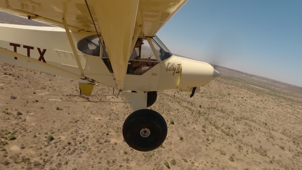 Aereo bushcraft in volo sopra le praterie secche della savana
