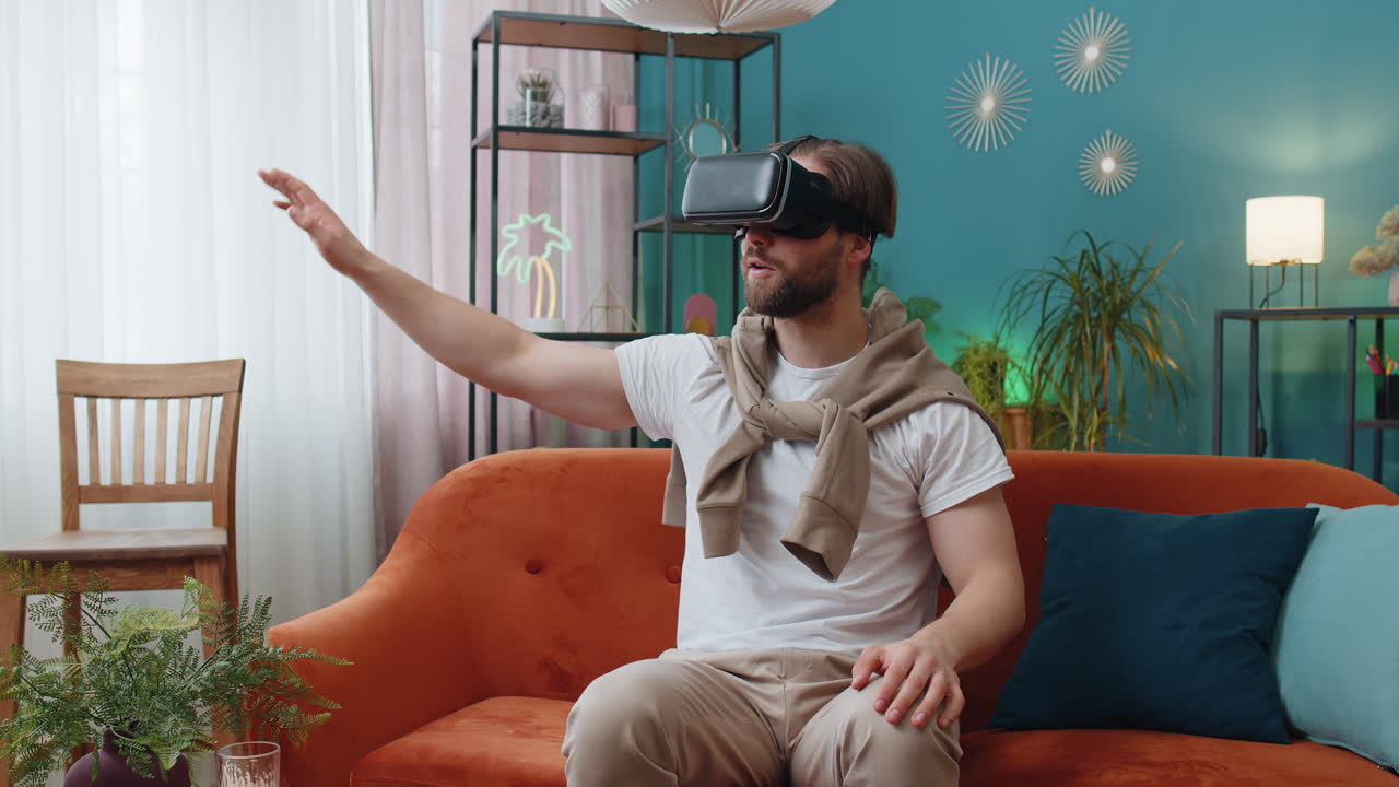 hombre emocionado realidad virtual auriculares de tecnología futurista para jugar juegos de video de simulación 3d en casa