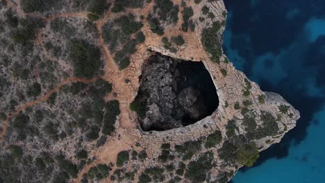 Vista-De-Drones-En-órbita-De-Acantilados-De-Coral-Huecos-En-La-Playa-De-Cala-Varques,-Mallorca,-España