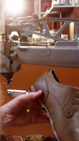 zapatero con máquina de coser