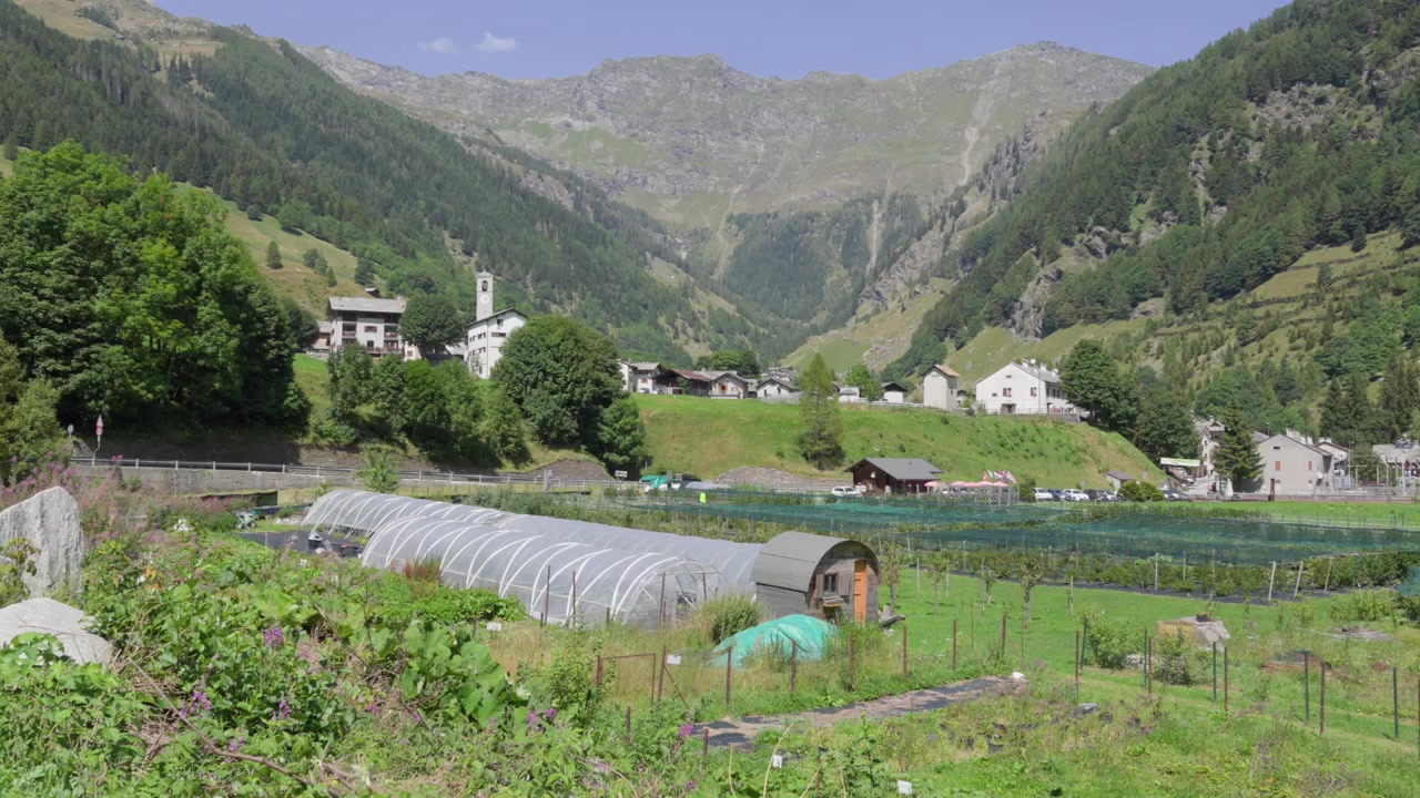Villaggio alpino di Isola nella Valle Spluga Val San Giacomo, regione Lombardia, Italia settentrionale