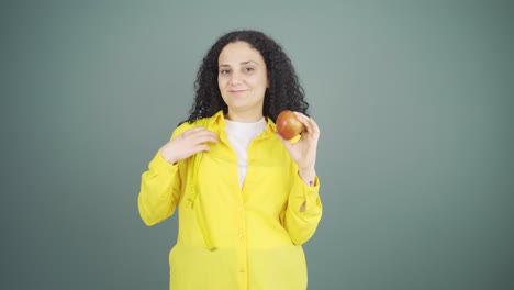 la mujer joven a dieta hace una elección.