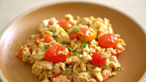 stir-fried tomatoes with egg or scrambled eggs with tomatoes - healthy food style-3