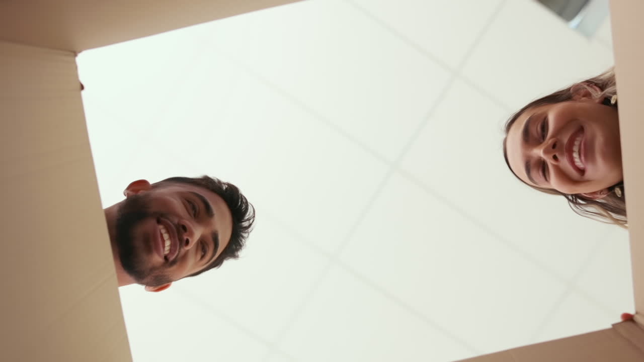 abajo, mudándose de casa y empaquetando con una pareja