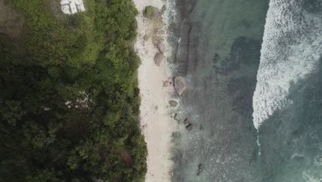 Bali-Indonesien-Luftaufnahme-Von-Oben-Nach-Unten-Auf-Das-Uluwatu-Gebiet,-Geheimer-Surfer-Spot-Im-Inselparadies