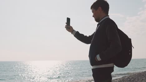 hombre tomando una selfie en la playa