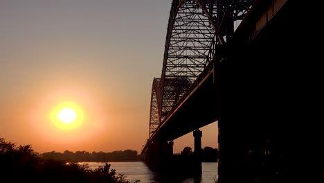 Atardecer-En-El-Puente-Hernando-De-Soto-Cruzando-El-Río-Mississippi-En-Memphis,-Tennessee