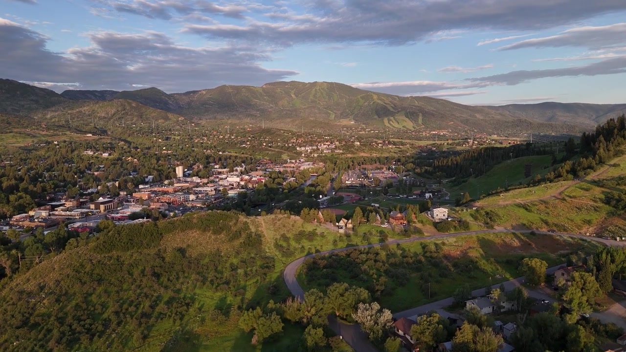 Ujęcie z drona: Steamboat Springs, Kolorado, USA w słoneczny letni dzień, budynki miasteczka narciarskiego i krajobraz