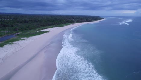 Revelan-Una-Toma-De-Pantai-Ratenggaro-En-La-Isla-De-Sumba-En-Una-Mañana-Nublada,-Antena