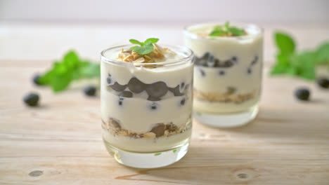 arándanos frescos y yogur con granola - estilo de comida saludable