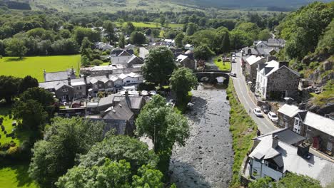 Beddgelert-Village-En-Snowdonia-Gales-Reino-Unido-Imágenes-Aéreas-4k