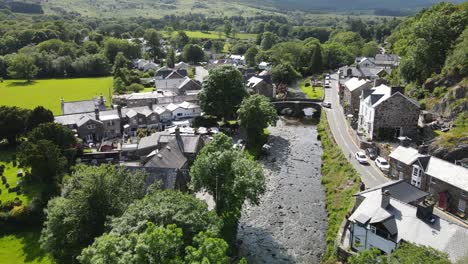 beddgelert village en snowdonia gales reino unido imágenes aéreas 4k