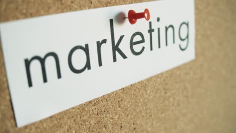 Haftnotiz:-Marketing-–-An-Die-Korkwand-Geheftet-–-Und-Entfernt