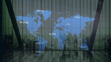 animación de números flotando sobre el mapa del mundo contra la vista del paisaje urbano desde la ventana de la oficina