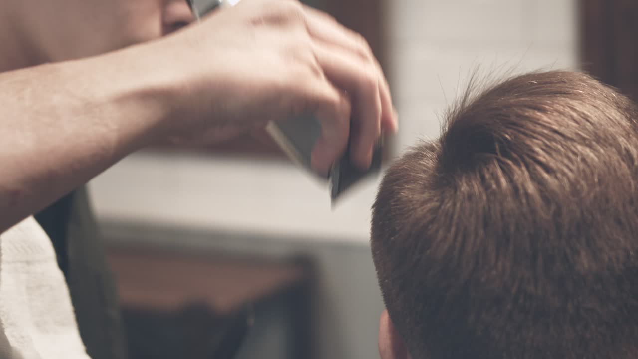 corte de pelo. peluquería. peinado de hombre. hombre cortándose el cabello