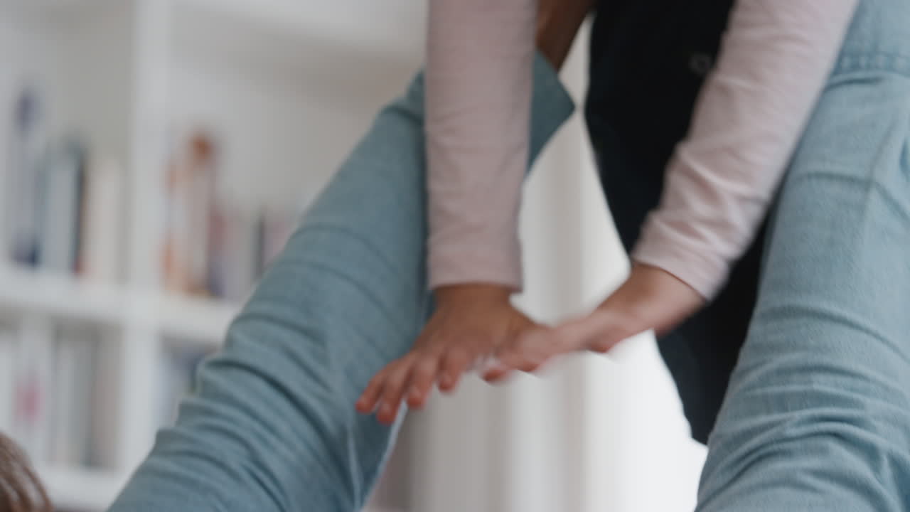 padre sosteniendo feliz niña jugando con papá en casa divirtiéndose 4k