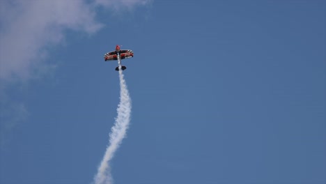 Doppeldecker-Kunstflugschau-Mit-Fassrolle