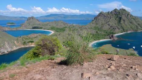 impresionante paisaje panorámico y vista al mar de la isla de padar y las islas tropicales circundantes en el parque nacional de komodo, este de nusa tenggara, indonesia