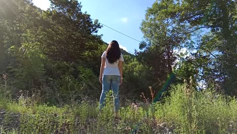 mujer en un bosque