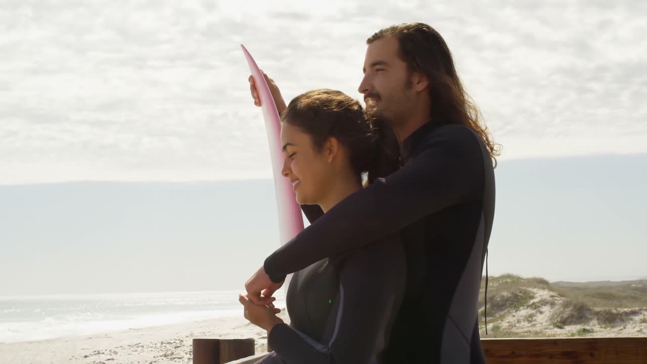 해변에서 서로 포옹하는 커플 4k