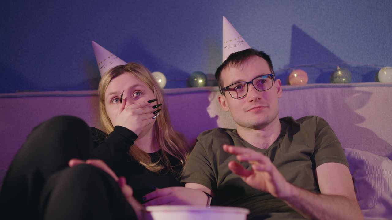 пара смотрит фильм дома