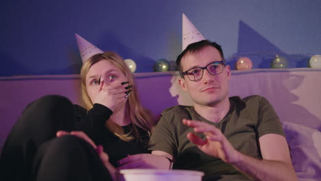 pareja viendo una película en casa