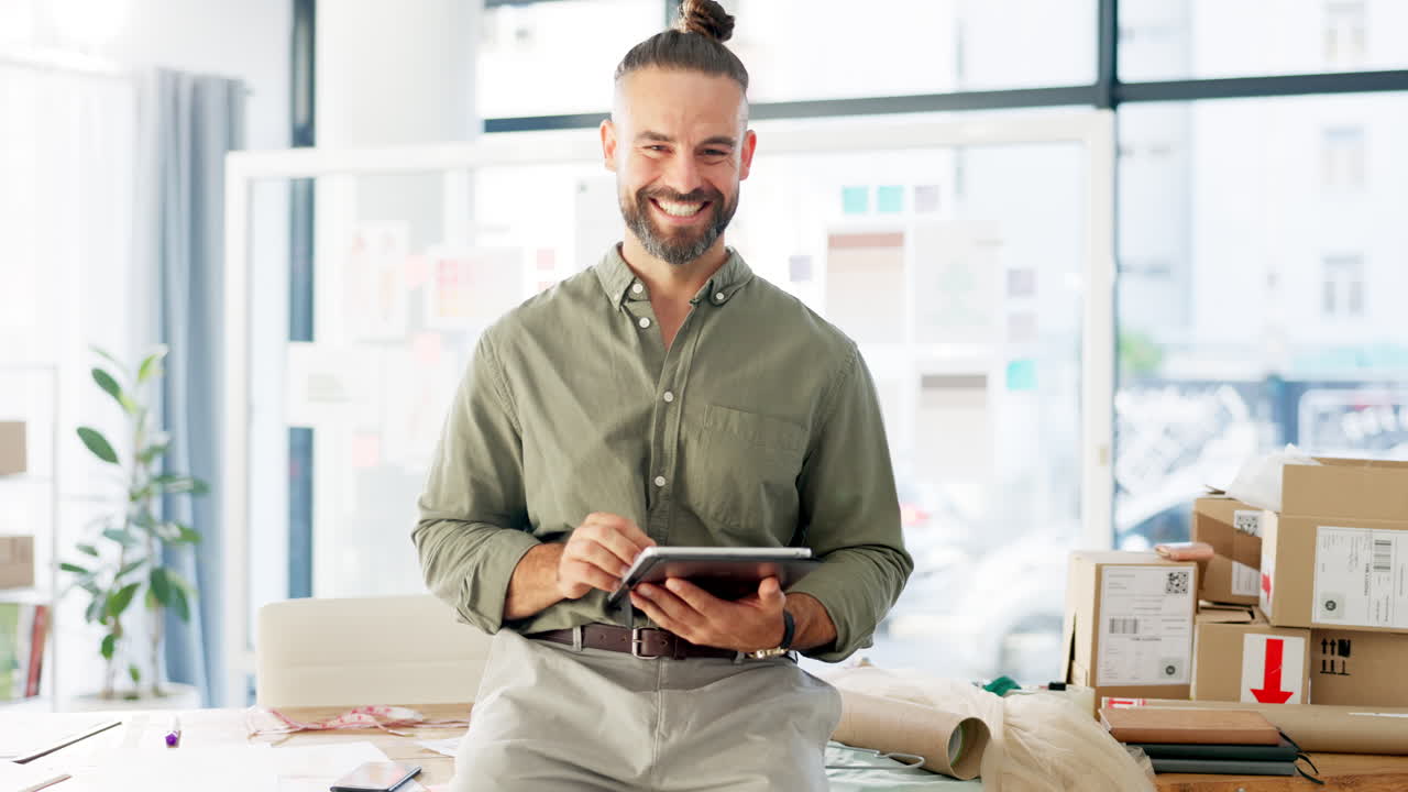 gesicht eines glücklichen mannes auf einem tablet im startup-büro