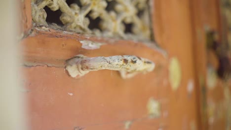 puerta oxidada de madera abandonada con colgante en el movimiento rápido de la cámara pan