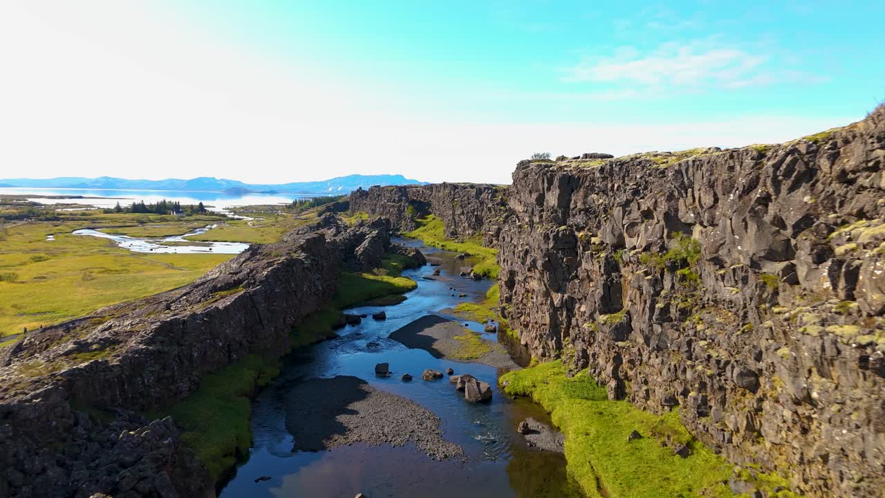 disparo aéreo a través de la histórica cresta de thingvellir situada entre las placas tectónicas